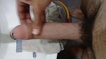 Yo sacándole leche a mi pija caliente en el baño