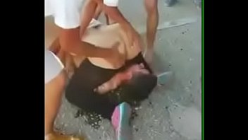 video da mulher b. tirou a roupa no meio do bar e sem nenhuma vergonha ficou dancando enquanto as pessoas filmavam assustadas com essa safadeza