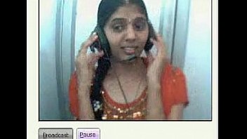 Desi girl showing boobs and pussy on webcam in a netcafe