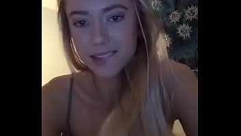 Hot periscope chick shows nipple on periscope
