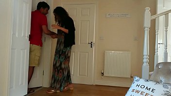 घुसपैठिया जबरदस्ती अपने घर में एक भारतीय गृहिणी की चुदाई करता है जबकि उसका पति काम पर होता है