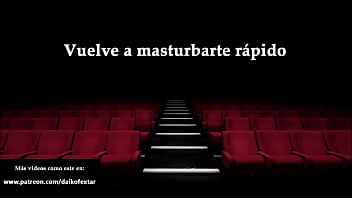 Masturbarse viendo una pelicula en el cine. Voz española.