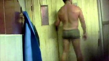 Hombres reales en sauna del gym