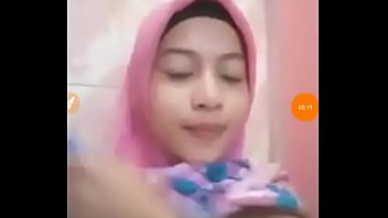 CEWEK JILBAB NGOCOK KAMAR MANDI 