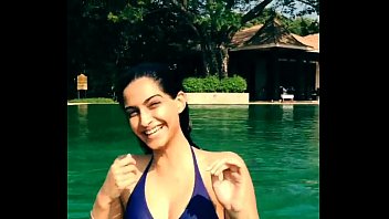 sonam kapoor bikini in the pool-boobsnice.blogspot.com