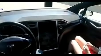 Pegou a puta na estrada com o Tesla