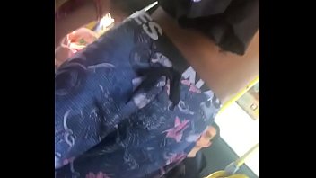 Flagra Novinho pretinho da mala enorme no ônibus Rio de Janeiro