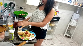 Sarah Rosa │ Cozinha Sexy │ Hambúrguer da Sarah │ Cozinha para Leigos │ Aprenda com Ela a Cozinhar Pratos Simples e Fáceis