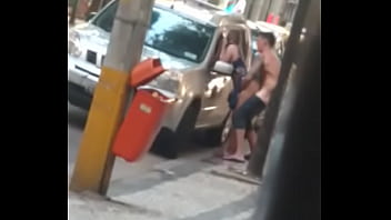 Una chica joven se coje a su amante en la calle  y le dan duro por detrás