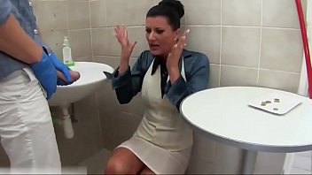 Glamour pipi bébé suceuse dans la salle de bain partie 3