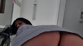 CAIU NA NET !!! CÂMERA LIGADA FLAGA BUNDA ENORME SEM CACINHA EM PLENA LUZ DO DIA ... DETALHES APARECE