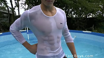 Who would nor want to see yet another muscle flexing worship video with Blake Orson? Great looking guy, with beautiful face and great hard muscular body, Blake will show off his muscles for you in a pool, with wet t-shirt, then with no t-shirt! Enjoy