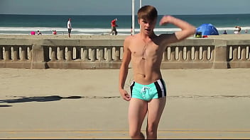 Twink dancing in the beach with speedo bulge / Novinho dançando sunga na praia