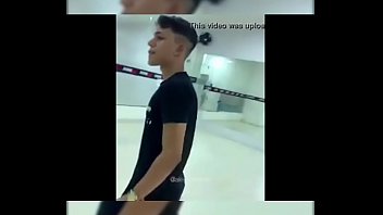 Chicos bailando sexy