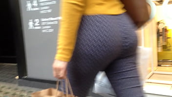 Candid Culona Latina butt public