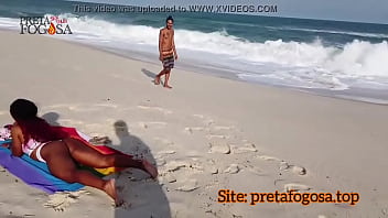 Novinha tocando siririca na praia deserta dotado chupa buceta gozada