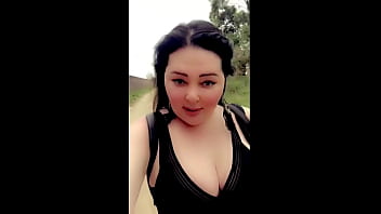 Mulher garota de programa flagrada se masturbando ao ar livre no centro de Imbituba em meio de uma trilha no sentido da caixa d'água