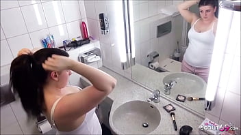 Kurvige schüchterne Stief Schwester Elisa18 wird vom Bruder im Badezimmer gefickt - German BBW