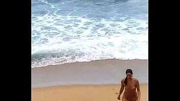 espiando en playa nudista